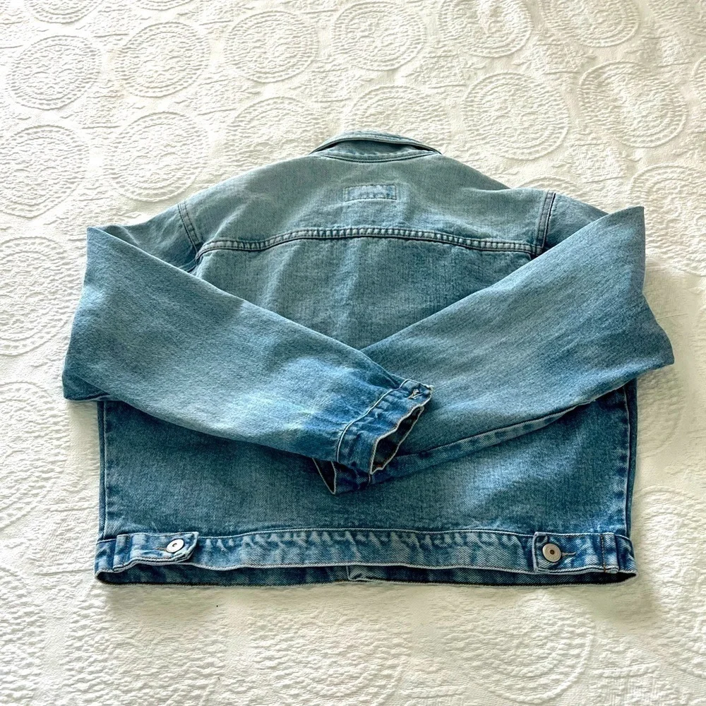 Breaker Jeans: Excellent Condition Women’s Denim Distressed Jeans Jacket, Size L